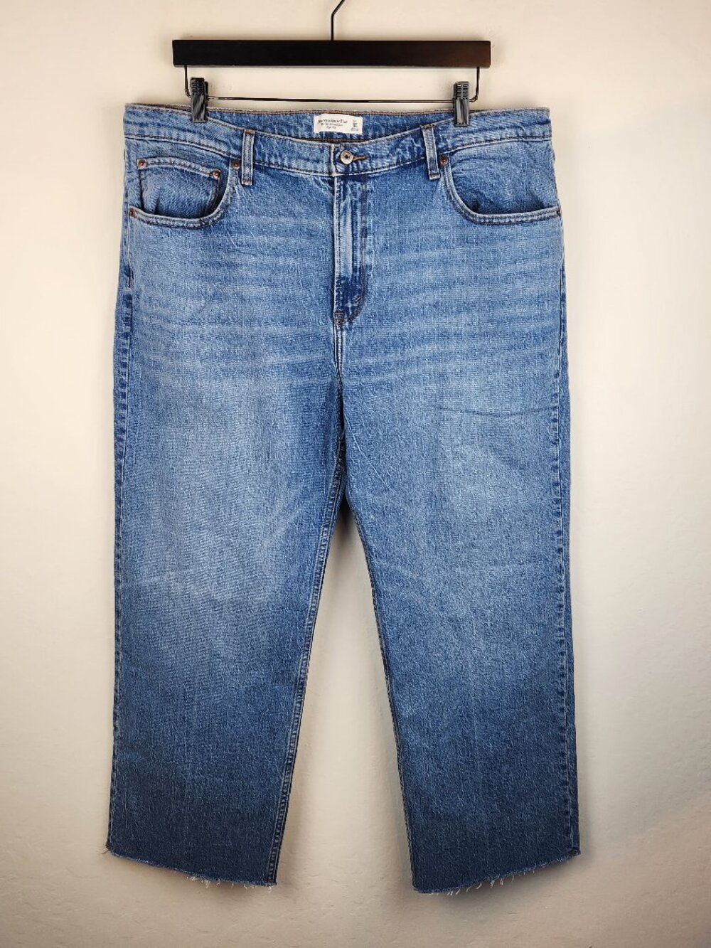 Abercrombie & Fitch High Rise 90s Relaxed Jean Raw Hems size 34/18 Short